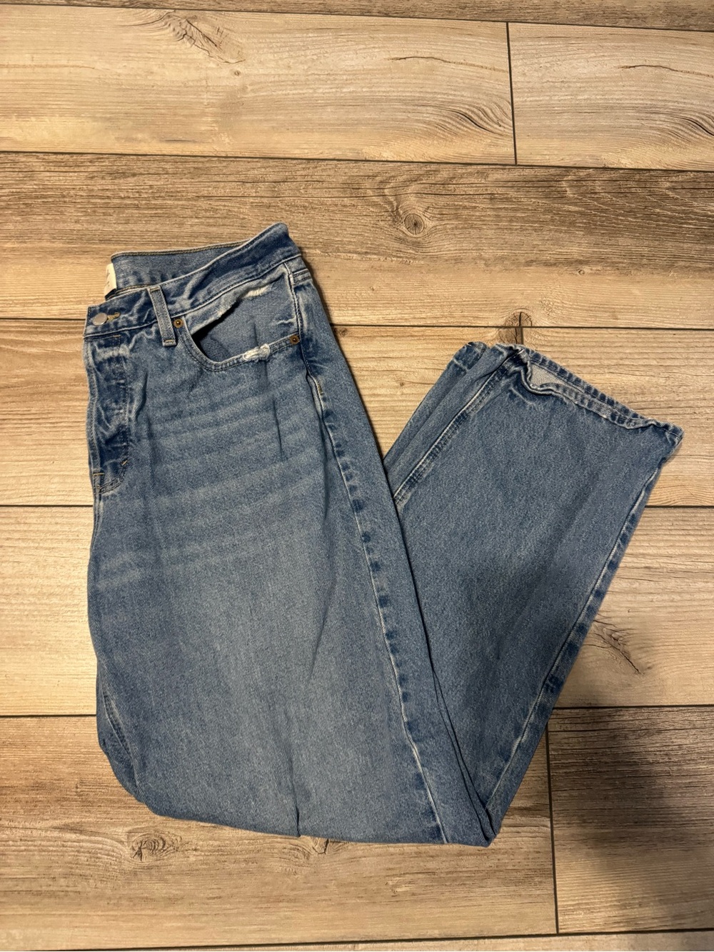 Universal Thread Women's Medium Blue Straight-Leg Jeans